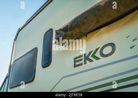 Loveland, CO, USA - 27. August 2022: Detail des Winnebago EKKO Camper van, Class C Bus, gebaut auf Ford AWD Transit Chassis. Stockfoto