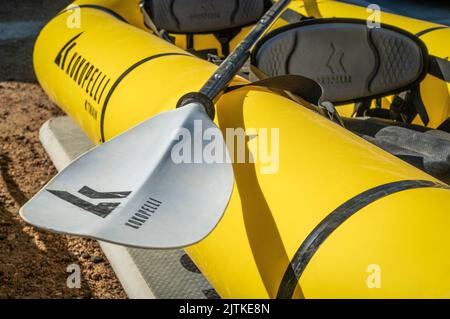 Loveland, CO, USA - 28. August 2022: Kokopelli Schlauchboot Twin Packraft - zwei-Personen-Leichtfloß für Abenteuerreisen und Rucksackreisen. Stockfoto