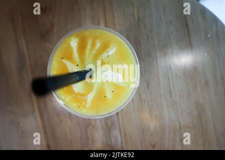 Passionsfrucht-Smoothie, Smoothie oder Mango und Passionsfrucht-Smoothie in der Draufsicht Stockfoto