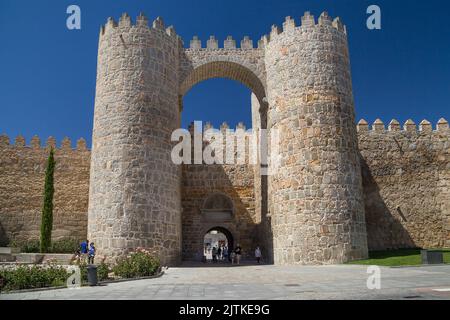 Avila, Spanien - 22. August 2020: Tor des Alcazar in der Stadtmauer von Avila, Spanien. Stockfoto