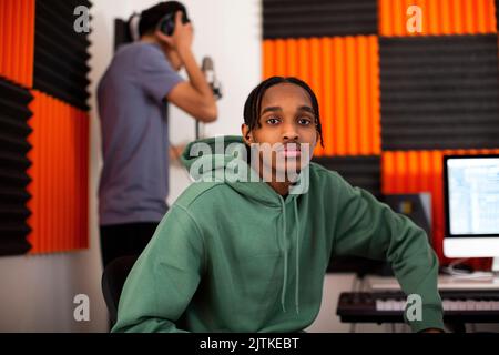 Teenager mit Angst im Aufnahmestudio sitzen Stockfoto