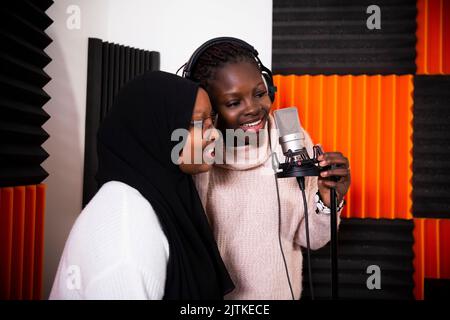 Sängerinnen, die Lieder im Studio aufnehmen Stockfoto