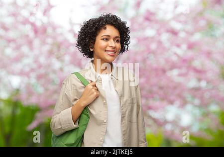 Frau mit wiederverwendbaren Leinenbeutel für den Lebensmitteleinkauf Stockfoto