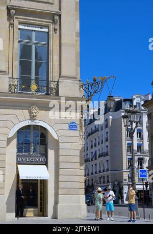 Der majestätische Place Vendome mit der Säule Napoleon I ist ein wichtiges Wahrzeichen im Stadtzentrum von Paris FR Stockfoto