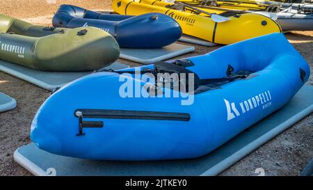 Loveland, CO, USA - 28. August 2022: Kokopelli Schlauchboot packrafts - ein- oder zwei-Personen-Leichtfloß, das zum Angeln, Expeditions- oder Abenteuerrennen verwendet wird. Stockfoto