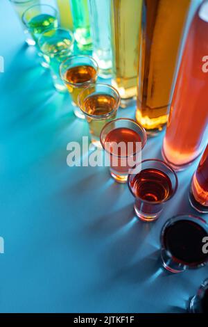 Sammlung Satz von farbigen Alkohol Tinktur oder Alkohol mit Glas und Flaschen geschossen Stockfoto