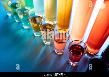 Sammlung Satz von farbigen Alkohol Tinktur oder Alkohol mit Glas und Flaschen geschossen Stockfoto