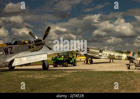 Vintage-Flugzeuge bereit für die Wartung Stockfoto