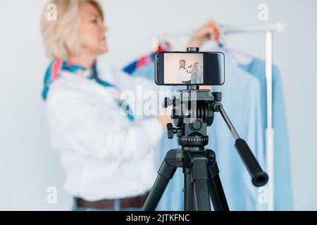 Persönlicher Blog Smartphone weibliche Mode Consultant Stockfoto