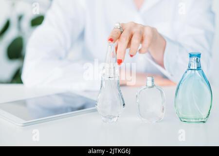 Parfüm Mode Frau Duft Beratung Wahl Stockfoto