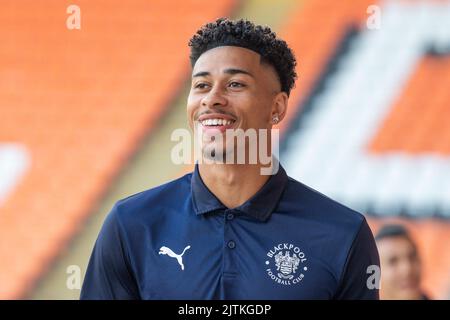 Jordan Lawrence-Gabriel #4 von Blackpool erreicht die Bloomfield Road, Stockfoto