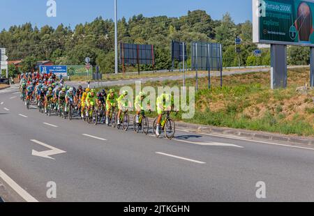 Braga, Portugal : 12. August 2022, - Radfahrer, die an der Etappe Santo Tirso teilnehmen - Braga in Volta a Portugal Rennen, Braga, Portugal Stockfoto