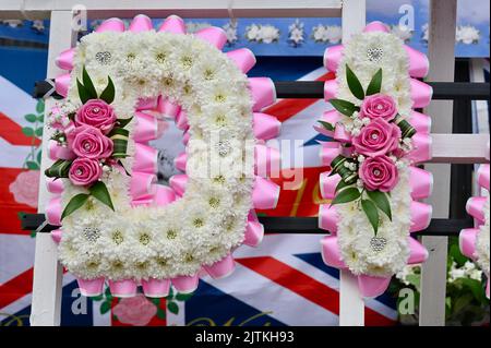London, Großbritannien. 31/08/2022 versammelten sich die königlichen Fans vor den Golden Gates vor dem Kensington Palace, dem ehemaligen Zuhause von Prinzessin Diana, um anlässlich des 25.. Todestages von Prinzessin Diana Blumen zu feiern. Stockfoto