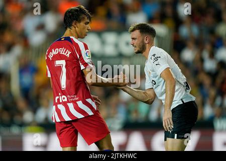 Joao Felix von Atletico de Madrid Antonio Latorre von Valencia CF während des La Liga-Spiels zwischen Valencia CF und Atletico de Madrid spielte am 29. August 2022 im Mestalla-Stadion in Valencia, Spanien. (Foto von Enric Samper / PRESSIN) Stockfoto