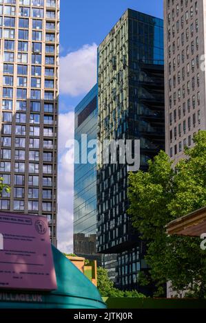 LONDON - 20. Mai 2022: Farbenfrohe, mehrstöckige Gebäude am South Bank Stockfoto