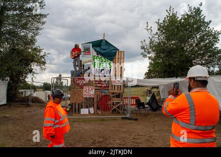 CHERTSEY, Surrey, Großbritannien. 31.. August 2022. Scott Breen, ein erfahrener Klimaaktivist, der als Digger bekannt ist, grub in Chertsey seit 31 Tagen einen Tunnel an Land, wo Esso (ExxonMobil) eine neue Flugzeugbrennstoffleitung nach London Heathrow baut. Folglich wurden alle Arbeiten am Standort eingestellt, und Esso hat eine vorläufige Verfügung über das Gebiet, in dem der Tunnel liegt, erhalten, was bedeutet, dass eine Räumung bevorsteht. Quelle: Maureen McLean/Alamy Live News Stockfoto