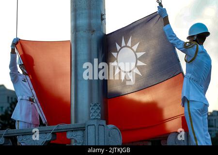 Taipri, Taipei, Taiwan. 31. August 2022. Die Ehrenwachen der Militärs halten am Morgen eine Zeremonie zur Flaggenanhebung auf dem Liberty Square in Taipei, Taiwan, ab, während die Bedrohungen aus China immer stärker werden. Die selbstregierende Insel hat die Aktivitäten der chinesischen VBA in der Nähe ihrer Gewässer deutlich erhöht und gleichzeitig ihre Beziehungen zu den USA, dem Vereinigten Königreich, Kanada, Australien, Japan und anderen Orten in Europa wie der Ukraine, Litauen und der Slowakei gefördert. (Bild: © Daniel Ceng Shou-Yi/ZUMA Press Wire) Stockfoto