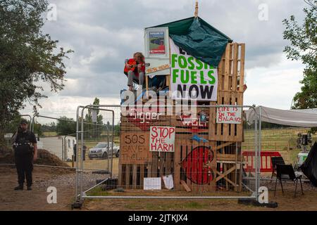 CHERTSEY, Surrey, Großbritannien. 31.. August 2022. Scott Breen, ein erfahrener Klimaaktivist, der als Digger bekannt ist, grub in Chertsey seit 31 Tagen einen Tunnel an Land, wo Esso (ExxonMobil) eine neue Flugzeugbrennstoffleitung nach London Heathrow baut. Folglich wurden alle Arbeiten am Standort eingestellt, und Esso hat eine vorläufige Verfügung über das Gebiet, in dem der Tunnel liegt, erhalten, was bedeutet, dass eine Räumung bevorsteht. Quelle: Maureen McLean/Alamy Live News Stockfoto