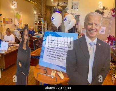 Racine, Wisconsin, USA. 31. August 2022. Am Mittwoch, dem 31. August 2022, wird die Beschilderung im Hauptquartier der Demokratischen Partei von Racine, Wisconsin County, im Stadtzentrum von Racine gezeigt. Lt. Gov. Mandela Barnes hofft, den amtierenden US-Senator Ron Johnson (R-Wisconsin) und die Regierung zu besiegen. Tony Evers hofft, seinen Sitz in einem Rennen gegen den republikanischen Kandidaten Tim Michels zu behalten. (Bild: © Mark Hertzberg/ZUMA Press Wire) Stockfoto