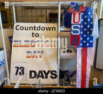 Racine, Wisconsin, USA. 31. August 2022. Am Mittwoch, dem 31. August 2022, wird die Beschilderung im Hauptquartier der Demokratischen Partei von Racine, Wisconsin County, im Stadtzentrum von Racine gezeigt. Lt. Gov. Mandela Barnes hofft, den amtierenden US-Senator Ron Johnson (R-Wisconsin) und die Regierung zu besiegen. Tony Evers hofft, seinen Sitz in einem Rennen gegen den republikanischen Kandidaten Tim Michels zu behalten. (Bild: © Mark Hertzberg/ZUMA Press Wire) Stockfoto