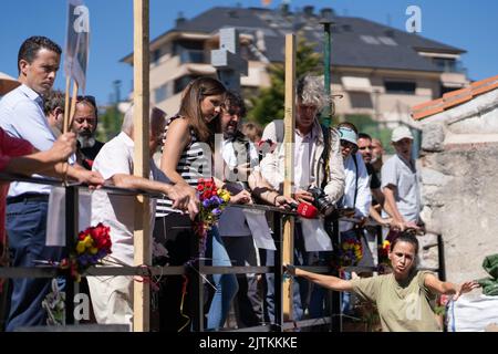 Madrid, Spanien. 31. August 2022. Der Generalsekretär von Podemos und Minister für soziale Rechte und Agenda 2030, Ione Belarra, besucht die Exhumierungsarbeiten auf dem Friedhof Colmenar Viejo in Madrid, wo im Jahr 1939 die Leichen von 107 Männern und einer Frau, die Opfer des Francos-Regimes waren, begraben wurden. (Bild: © Guillermo Gutierrez/SOPA Images via ZUMA Press Wire) Stockfoto