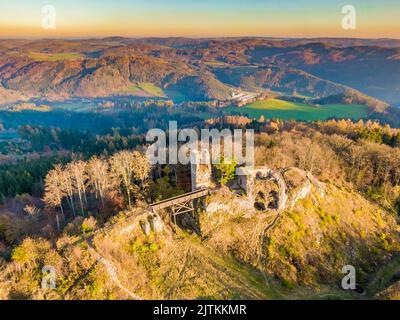 Luftdrohnenansicht der Burgruine Zubstejn auf einem Hügel, Tschechische Republik. Herbsttag während des Sonnenuntergangs. Eine der größten Ruinen in Tschechien. Auch wissen Stockfoto