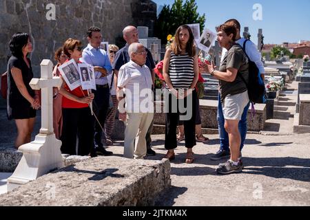 Madrid, Spanien. 31. August 2022. Der Generalsekretär von Podemos und Minister für soziale Rechte und Agenda 2030, Ione Belarra, besucht die Exhumierungsarbeiten auf dem Friedhof Colmenar Viejo in Madrid, wo im Jahr 1939 die Leichen von 107 Männern und einer Frau, die Opfer des Francos-Regimes waren, begraben wurden. (Bild: © Guillermo Gutierrez/SOPA Images via ZUMA Press Wire) Stockfoto