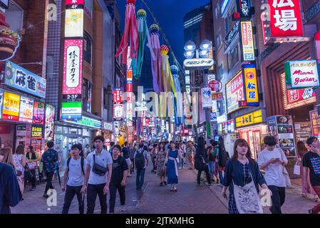 Tokio, Shibuya, Japan - 27. Juli 2019: Shibuya-Einkaufsviertel bei Nacht, Tokio, Japan. Stockfoto