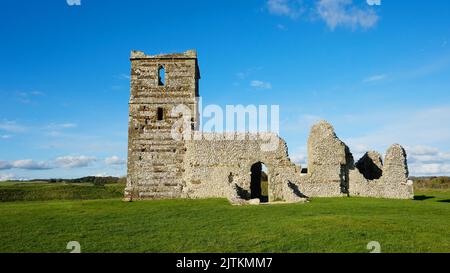 Die alte Kirche in Knowlton, erbaut in einem neolithischen Henge, Dorset, Großbritannien - John Gollop Stockfoto