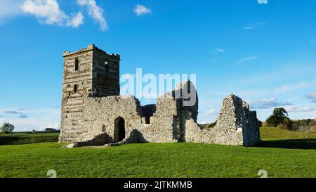 Die alte Kirche in Knowlton, erbaut in einem neolithischen Henge, Dorset, Großbritannien - John Gollop Stockfoto