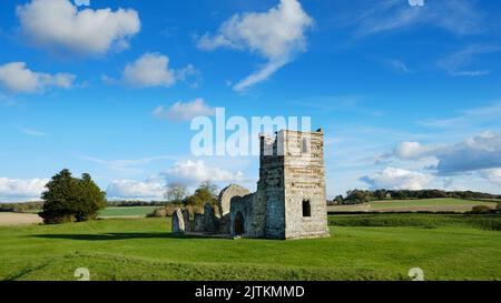 Die alte Kirche in Knowlton, erbaut in einem neolithischen Henge, Dorset, Großbritannien - John Gollop Stockfoto