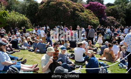 Außenszenen am Helston Flora Day, Cornwall, Großbritannien - John Gollop Stockfoto