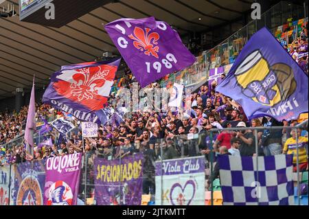 Udine, Italien. 31. August 2022. ACF Fiorentina Unterstützer während Udinese Calcio gegen ACF Fiorentina, italienische Fußballserie A Spiel in Udine, Italien, August 31 2022 Quelle: Independent Photo Agency/Alamy Live News Stockfoto
