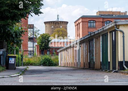 Leipzig, Sachsen, Deutschland 08-29-2022 Eine Wohnstraße mit Garagen aus DDR-Zeiten Stockfoto