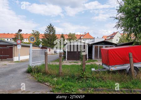 Leipzig, Sachsen, Deutschland, 08-29-2022 Ein Garagenhof aus DDR-Zeiten in einem Wohngebiet Stockfoto