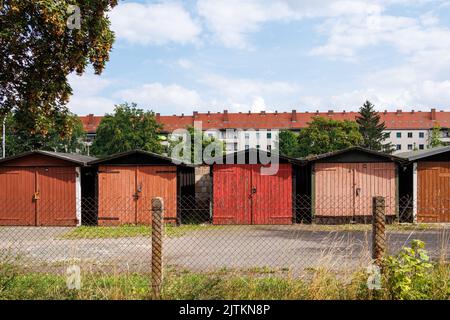 Leipzig, Sachsen, Deutschland, 08-29-2022 Ein Garagenhof aus DDR-Zeiten in einem Wohngebiet Stockfoto