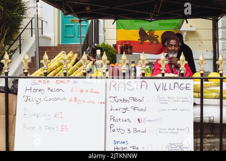 Der jamaikanische Street-Food-Verkäufer „Pop Up“ verkauft Lebensmittel aus seinem Garten am Notting Hill Carnival 2022, West London. Stockfoto