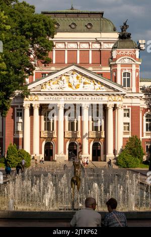 Seniorenpaar am Nationaltheater Ivan Vazov im Stadtgarten in der Innenstadt von Sofia, Bulgarien, Osteuropa, Balkan, EU Stockfoto