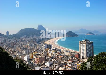 Copacabana Strand, von der Spitze des Cantagalo Hügel in Rio de Janeiro Brasilien gesehen. Stockfoto