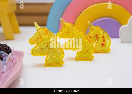 Geburtstagsdekoration mit Einhorn-Thema, ein Thema, das in Brasilien weit verbreitet ist Stockfoto