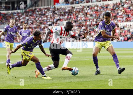 Enschede, Niederlande. 31. August 2022, EINDHOVEN - (lr) Dean James vom FC Volendam, Jordan Teze vom PSV Eindhoven, Benaissa Benamar vom FC Volendam während des niederländischen Eredivisie-Spiels zwischen PSV Eindhoven und FC Volendam am 31. August 2022 im Phillips-Stadion in Eindhoven, Niederlande. ANP MAURICE VAN STEEN Stockfoto