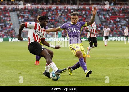 Enschede, Niederlande. 31. August 2022, EINDHOVEN - (lr) Johan Bakayoko vom PSV Eindhoven, Dean James vom FC Volendam während des niederländischen Eredivisie-Spiels zwischen PSV Eindhoven und FC Volendam am 31. August 2022 im Phillips Stadium in Eindhoven, Niederlande. ANP MAURICE VAN STEEN Stockfoto