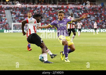 Enschede, Niederlande. 31. August 2022, EINDHOVEN - (lr) Johan Bakayoko vom PSV Eindhoven, Dean James vom FC Volendam während des niederländischen Eredivisie-Spiels zwischen PSV Eindhoven und FC Volendam am 31. August 2022 im Phillips Stadium in Eindhoven, Niederlande. ANP MAURICE VAN STEEN Stockfoto