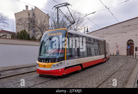 11. März 2018 - Prag, Tschechische Republik - Blick auf eine Prager Straßenbahn von der Klarov-Straße Stockfoto