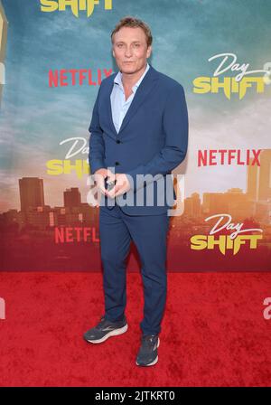 Oliver Masucci bei der Premiere von Netflix ‘Day Shift’ in Los Angeles am 10. August 2022 im Regal Cinemas LA Live in Los Angeles, CA. © OConnor/AFF-USA.com Stockfoto