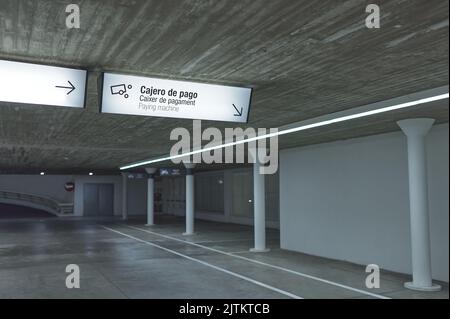 Detail eines gebührenpflichtigen Automatenzeichens auf einem öffentlichen Parkplatz Stockfoto