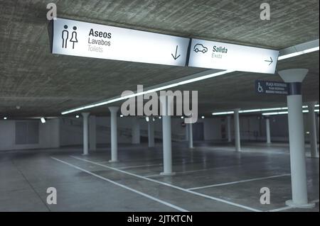 Detail eines Ausstiegsschildes und Toiletten auf einem öffentlichen Parkplatz Stockfoto