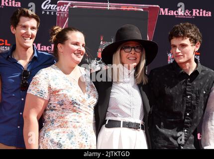 Jordan White, Dexter Keaton, Diane Keaton und Duke Keaton bei der Ankunft zur Hand- und Fußabdruckzeremonie von Diane Keaton, die am 11. August 2022 im TCL Chinese Theatre stattfand Hollywood, Kalifornien © Janet Gough / AFF-USA.com Stockfoto