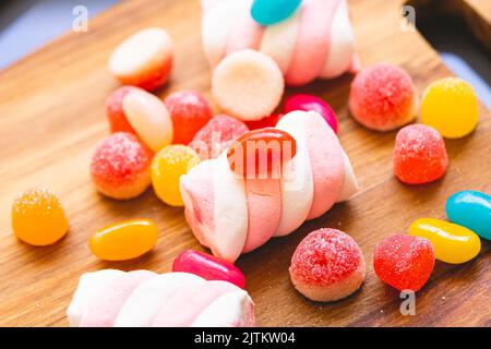 Verschiedene Süßigkeiten auf einem Holzbrett in Makrofotografie Stockfoto