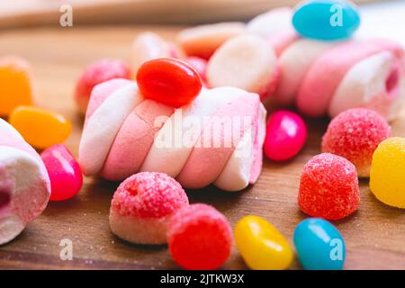 Verschiedene Süßigkeiten auf einem Holzbrett in Makrofotografie Stockfoto